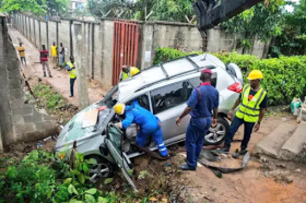 Driver Runs Into A Ditch In Gbagada, Lagos After Experiencing Brake Failure. Photos